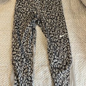 Women’s Nike crop tights, size Medium